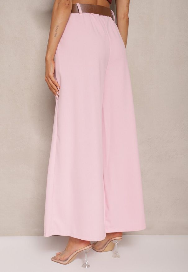 Renee - Różowe Spodnie o Szerokim Kroju High Waist Ozdobione Paskiem Rasalle. Okazja: na co dzień. Stan: podwyższony. Kolor: różowy. Wzór: aplikacja. Styl: casual, elegancki