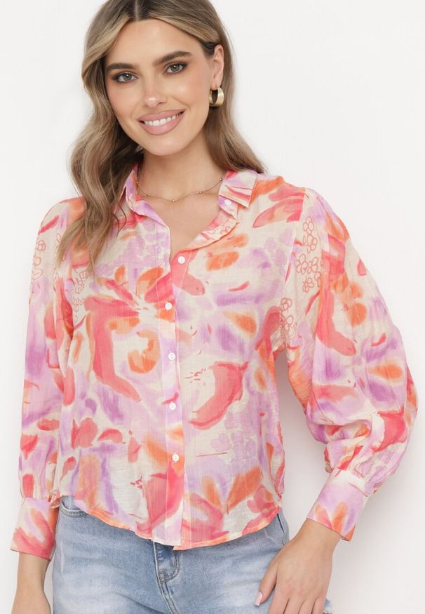 Born2be - Różowa Koszula Zapinana na Guziki z Długim Rękawem i Szerokim Mankietem Nelvana. Okazja: na co dzień, na spotkanie biznesowe. Typ kołnierza: kołnierzyk klasyczny. Kolor: różowy. Materiał: wiskoza, jeans. Długość rękawa: długi rękaw. Długość: długie. Styl: biznesowy, casual, klasyczny