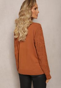 Renee - Brązowy Sweter w Tłoczony Ornamentalny Wzór Neston. Kolor: brązowy. Styl: klasyczny #5