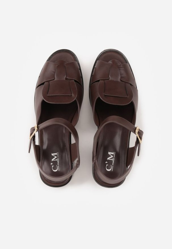 Born2be - Ciemnobrązowe Sandały na Obcasie Ozdobione Geometryczną Cholewką Salomia. Okazja: na co dzień, na imprezę. Zapięcie: pasek. Kolor: brązowy. Wzór: aplikacja, geometria. Sezon: lato. Obcas: na obcasie. Styl: casual. Wysokość obcasa: średni