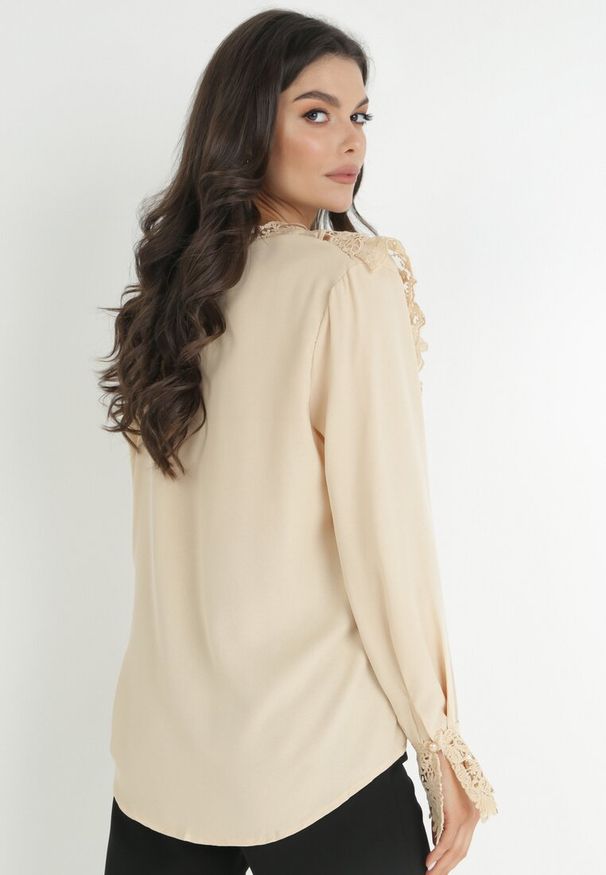 Born2be - Beżowa Koszula z Koronką i Sargaia. Kolor: beżowy. Materiał: koronka. Wzór: koronka. Styl: elegancki