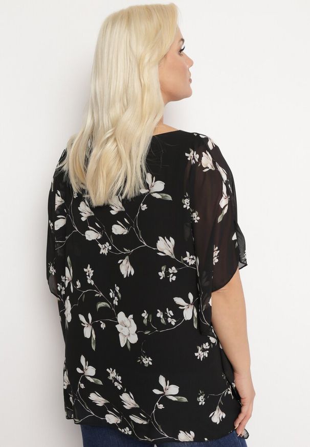 Born2be - Czarna Bluzka w Kwiaty z Ozdobnym Rękawem Typu Nietoperz Lellia. Kolor: czarny. Wzór: kwiaty. Styl: elegancki