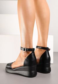 Born2be - Czarne Sandały na Koturnie z Cyrkoniami Tiarelle. Okazja: na co dzień. Zapięcie: sprzączka. Kolor: czarny. Materiał: jeans. Obcas: na koturnie. Styl: wizytowy, elegancki, casual #3