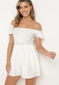 Born2be - Biały Krótki Kombinezon z Wiskozy Zwężany w Talii Feviana. Okazja: na co dzień. Kolor: biały. Materiał: wiskoza. Długość: krótkie. Wzór: aplikacja. Sezon: wiosna, lato. Styl: casual #4