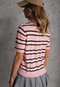 Renee - Różowy T-shirt Polo z Wiskozą w Paski z Guzikami Vevevia. Okazja: na co dzień. Typ kołnierza: polo. Kolor: różowy. Materiał: wiskoza. Wzór: paski. Styl: casual, sportowy #8