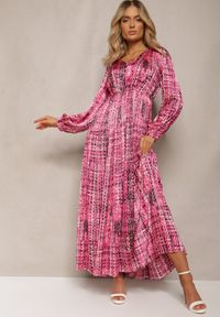 Renee - Fuksjowa Plisowana Sukienka Maxi Ozdobiona Wzorem w Tweedowym Stylu Juvioa. Kolor: różowy. Materiał: tkanina. Wzór: aplikacja. Długość: maxi #1