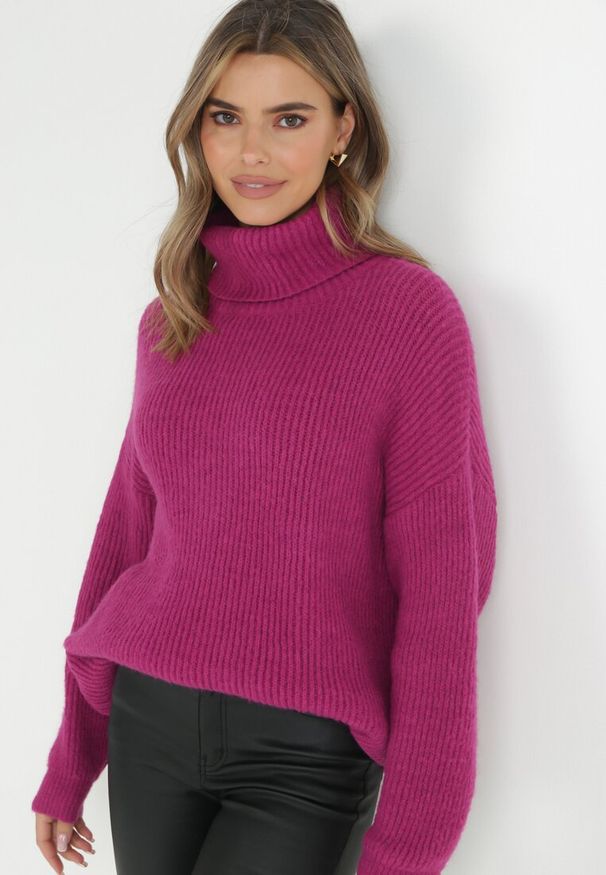 Born2be - Fioletowy Golf Oversize Out Of This World. Okazja: na spacer, na co dzień. Typ kołnierza: golf. Kolor: fioletowy. Materiał: wiskoza, jeans, dzianina, skóra. Długość: długie. Wzór: prążki. Styl: elegancki, casual, klasyczny