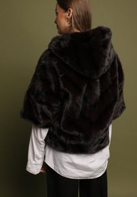 Born2be - Czarna Kurtka Futerko Oversize z Kapturem i Rękawami 3/4 Idanne. Okazja: na co dzień. Typ kołnierza: kaptur. Kolor: czarny. Materiał: futro. Styl: klasyczny, casual, elegancki #4