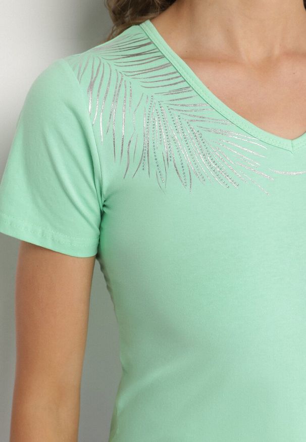 Born2be - Jasnozielony Bawełniany T-shirt z Dekoltem w Serek z Cyrkoniową Aplikacją Nirivale. Okazja: na co dzień. Typ kołnierza: dekolt w serek. Kolor: zielony. Materiał: bawełna. Wzór: aplikacja. Styl: elegancki, casual