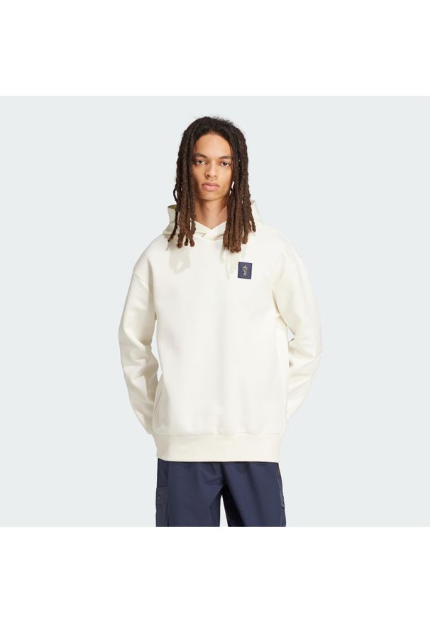 Adidas - Bluza z kapturem Juventus Seasonal Doubleknit. Typ kołnierza: kaptur. Kolor: biały. Sport: piłka nożna