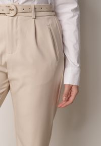 Born2be - Beżowe Spodnie Typu Cygaretki z Wysokim Stanem Paskiem i Klamrą Półksiężycem Vikirae. Okazja: na spotkanie biznesowe, do pracy. Stan: podwyższony. Kolor: beżowy. Styl: biznesowy, elegancki, klasyczny #2