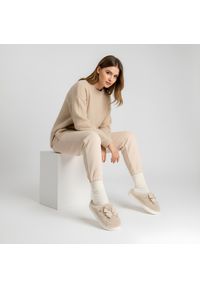 Beżowe Kapcie Filippo Ocieplane Damskie Buty Po Domu. Okazja: do domu. Kolor: beżowy. Szerokość cholewki: normalna. Wzór: aplikacja. Styl: elegancki #3