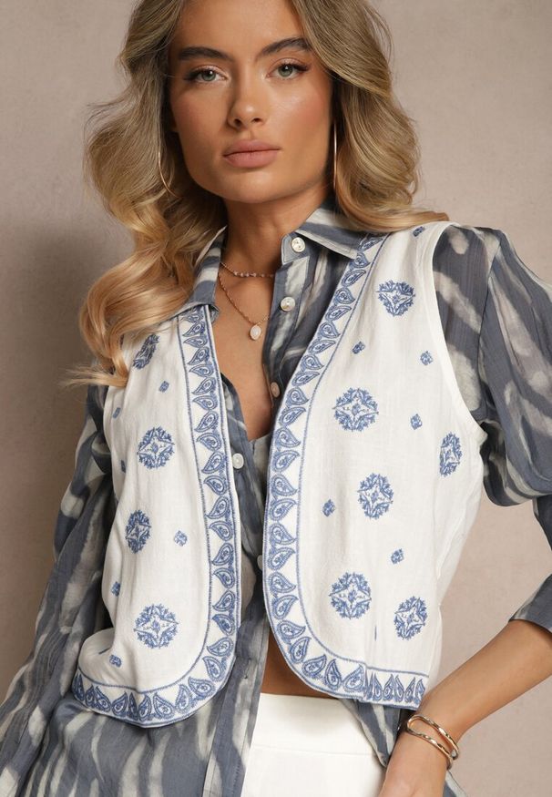 Renee - Biało-Niebieska Kamizelka z Wiskozą i Lnem w Print Etno Ozdobiona Haftem Fenarlin. Okazja: na co dzień. Kolor: biały. Materiał: len, wiskoza. Wzór: aplikacja, haft, nadruk. Sezon: wiosna. Styl: etno