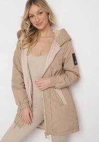 Born2be - Ciemnobeżowa Kurtka Parka z Kapturem i Ściągaczem w Pasie Sizana. Okazja: na co dzień, na spacer. Typ kołnierza: kaptur. Kolor: beżowy. Materiał: jeans. Styl: klasyczny, casual, elegancki #3