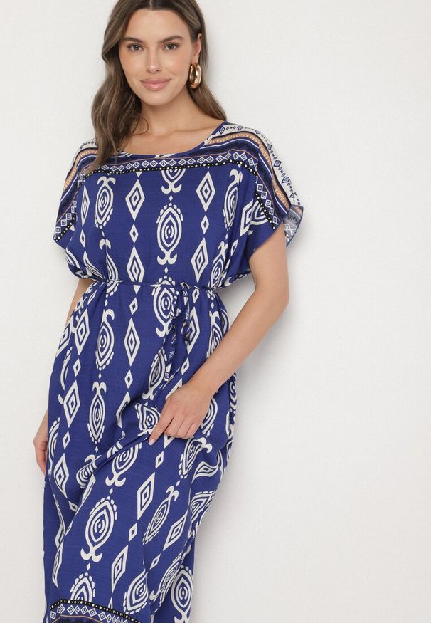 Born2be - Niebieska Pudełkowa Sukienka z Wiskozy w Etniczny Wzór Mirosela. Okazja: na co dzień. Kolor: niebieski. Materiał: wiskoza. Długość rękawa: krótki rękaw. Styl: elegancki, klasyczny, casual