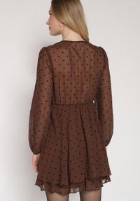 Born2be - Ciemnobrązowa Sukienka o Rozkloszowanym Kroju w Kropki Liasetia. Okazja: na co dzień. Kolor: brązowy. Wzór: kropki. Styl: klasyczny, casual #6