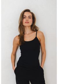 TOP SIA CZARNY XS - Flawless. Okazja: na co dzień. Kolor: czarny. Materiał: jeans, tkanina, skóra. Długość rękawa: na ramiączkach. Długość: krótkie. Sezon: lato. Styl: casual
