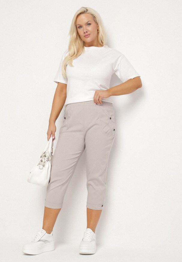 Born2be - Jasnobeżowe Spodnie z Wiskozą i Ozdobnymi Guzikami Lireza. Okazja: na co dzień. Kolor: beżowy. Materiał: wiskoza. Styl: casual, klasyczny