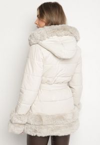 Born2be - Jasnobeżowa Taliowana Kurtka z Paskiem Kapturem i Ozdobnym Futrem Rainaria. Okazja: na co dzień, do pracy, na spotkanie biznesowe. Kolor: beżowy. Materiał: futro. Styl: biznesowy, casual, retro, elegancki #5