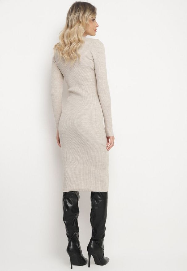 Born2be - Jasnobeżowa Sukienka Dzianinowa Dopasowana Morttina. Okazja: na co dzień. Kolor: beżowy. Materiał: dzianina. Długość rękawa: długi rękaw. Typ sukienki: proste. Styl: klasyczny, casual, elegancki. Długość: midi