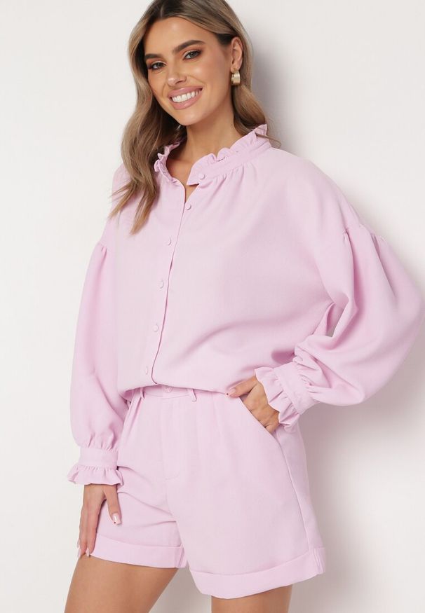 Born2be - Różowe Szorty z Guzikiem i Wyższym Stanem oraz Podwijanymi Nogawkami Periwina. Stan: podwyższony. Kolor: różowy