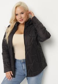 Born2be - Czarna Kurtka Pikowana z Odpinanym Kapturem Nalaniel. Okazja: na spacer, na co dzień. Kolekcja: plus size. Kolor: czarny. Materiał: jeans. Styl: casual, klasyczny #1