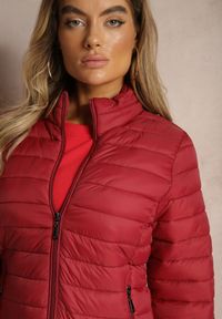 Renee - Bordowa Kurtka Ozdobiona Pikowaniem i Kieszeniami na Suwak Mivuria. Okazja: na co dzień. Kolor: czerwony. Materiał: jeans. Wzór: aplikacja. Styl: elegancki, casual #5