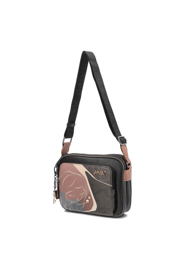 Brązowa Damska Torebka Na Ramię Anekke Z Laleczką. Kolor: brązowy. Wzór: nadruk, aplikacja. Materiał: skórzane. Styl: casual, elegancki. Rodzaj torebki: na ramię