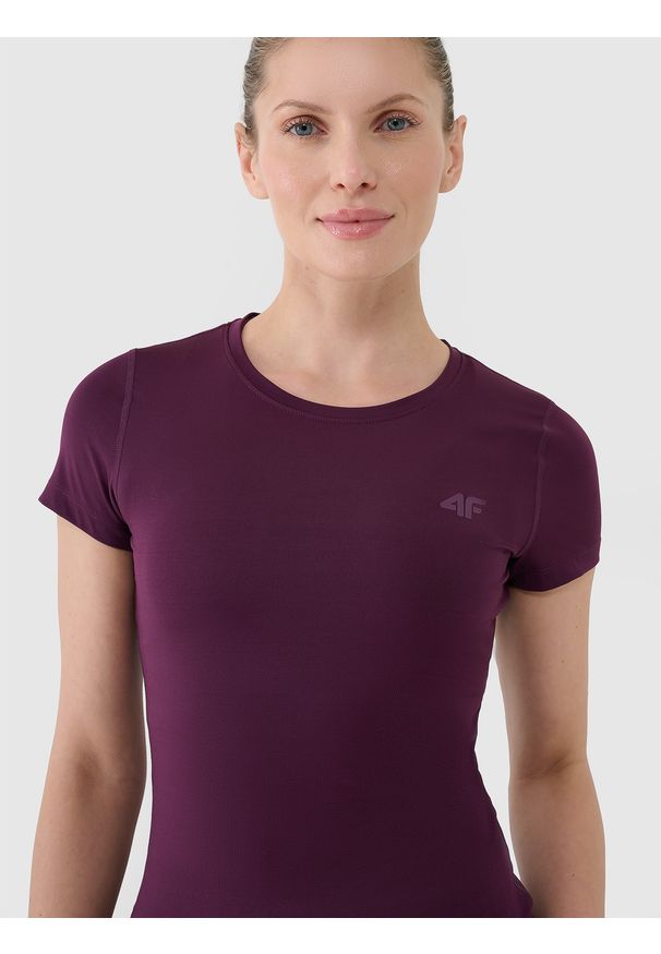 4f - 4F Koszulka treningowa regular szybkoschnąca damska - fioletowa XL. Kolor: fioletowy. Materiał: dzianina, elastan, włókno, materiał, poliester. Długość rękawa: krótki rękaw. Długość: krótkie. Wzór: gładki, jednolity, ze splotem. Sport: fitness