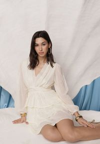 Renee - Jasnobeżowa Rozkloszowana Sukienka Mini z Metalicznym Nadrukiem i Falbankami Enrilea. Okazja: na imprezę. Typ kołnierza: kołnierz z falbankami. Kolor: beżowy. Wzór: nadruk. Długość: mini #6