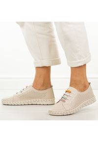 Beżowe ażurowe skórzane półbuty damskie Cambell 40348. Okazja: na co dzień. Nosek buta: okrągły. Zapięcie: bez zapięcia. Kolor: beżowy. Szerokość cholewki: normalna. Wzór: ażurowy. Materiał: skóra. Sezon: wiosna, lato. Styl: casual, klasyczny, elegancki #1