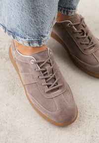 Renee - Ciemnobeżowe Zamszowe Sneakersy z Wkładką ze Skóry Naturalnej w Stylu Tenisówek Adredine. Okazja: na co dzień. Kolor: brązowy. Materiał: zamsz, skóra #4