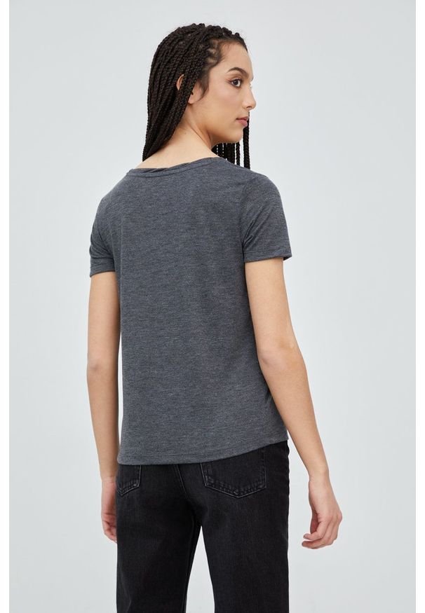 Roxy t-shirt damski kolor szary. Okazja: na co dzień. Kolor: szary. Długość rękawa: krótki rękaw. Długość: krótkie. Wzór: nadruk. Styl: casual