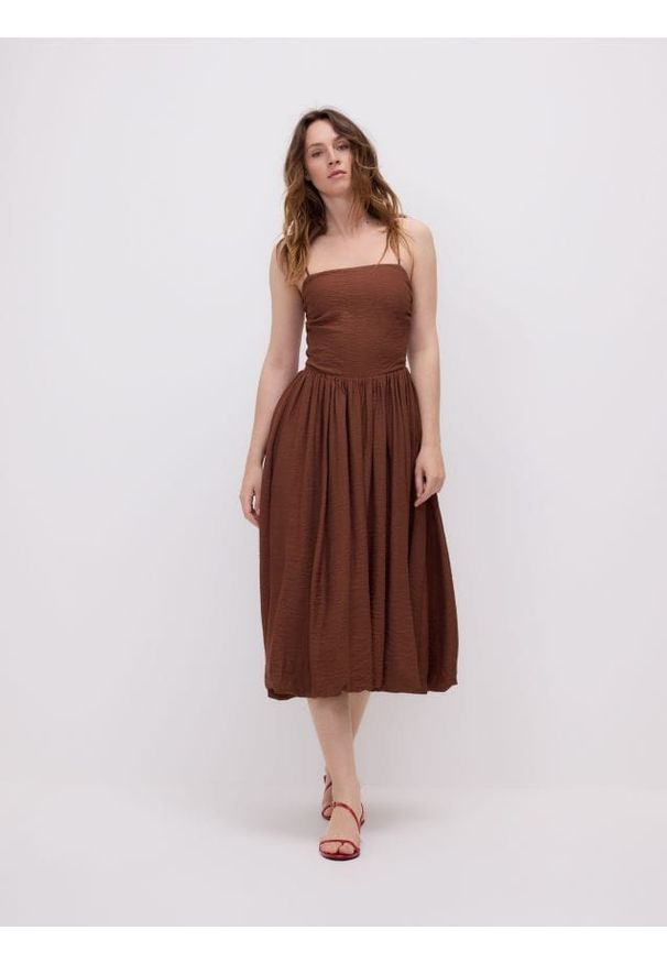 Reserved - Sukienka midi z wiskozą - brązowy. Kolor: brązowy. Materiał: wiskoza. Długość: midi