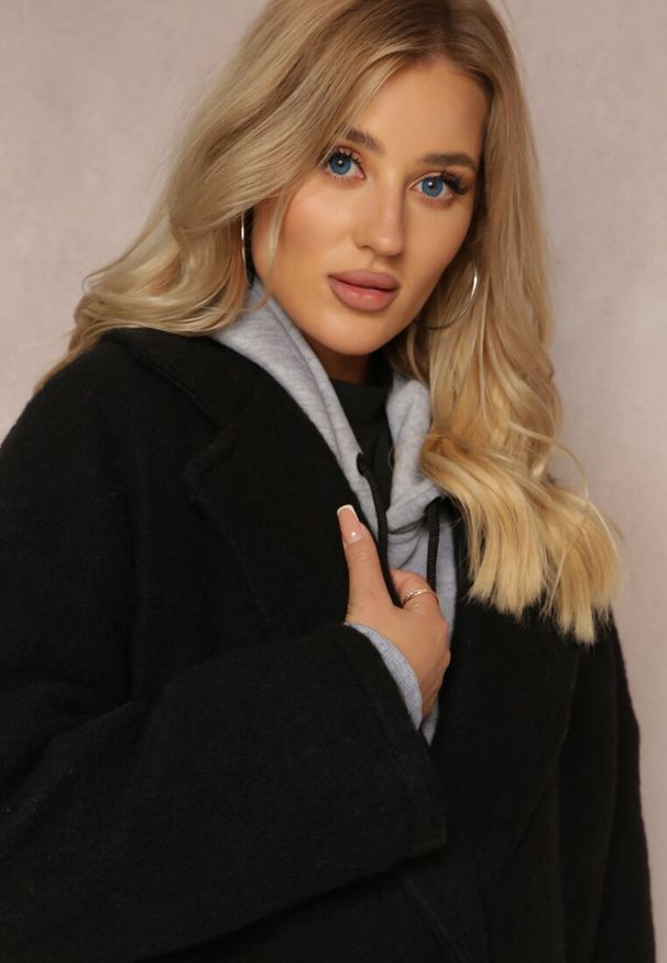 Renee - Czarny Długi Płaszcz Jednorzędowy o Kroju Oversize Vlekoma. Kolor: czarny. Materiał: tkanina, poliester, wełna. Długość: długie. Sezon: wiosna, jesień. Styl: elegancki