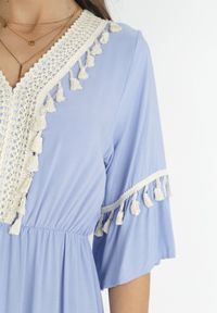 Born2be - Niebieska Wiskozowa Sukienka Maxi z Ozdobnym Dekoltem i Gumką w Pasie Latava. Okazja: na co dzień. Kolor: niebieski. Materiał: wiskoza. Styl: casual. Długość: maxi #4
