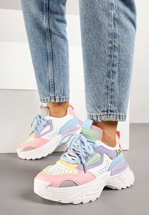 Renee - Biało-Niebieskie Sneakersy Streetwearowe na Grubej Podeszwie Waniffia. Okazja: na co dzień. Kolor: biały. Materiał: jeans. Wzór: aplikacja