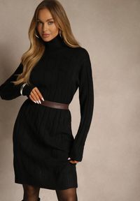 Renee - Czarna Sukienka Sweterkowa z Golfem Wełną Bawełną i Ozdobnym Splotem Reilenea. Okazja: na imprezę. Typ kołnierza: golf. Kolor: czarny. Materiał: wełna, bawełna. Wzór: ze splotem. Styl: elegancki #3
