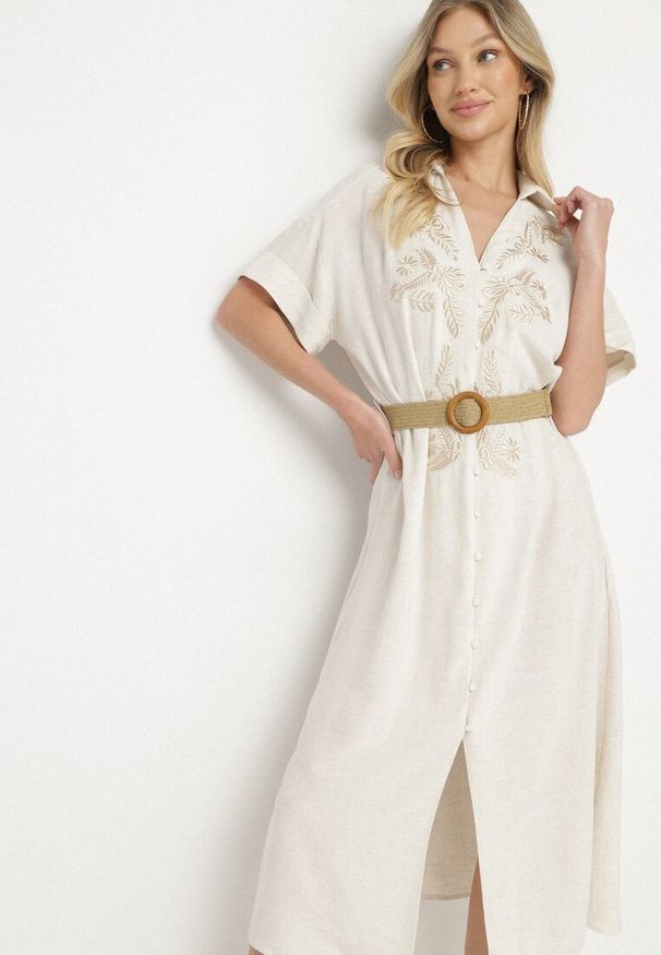 Born2be - Beżowa Wiskozowa Sukienka Koszulowa z Lnem Zdobiona Haftem i Paskiem Atelinda. Okazja: do pracy, na co dzień. Typ kołnierza: kołnierzyk klasyczny. Kolor: beżowy. Wzór: aplikacja, haft. Typ sukienki: koszulowe. Materiał: wiskoza, len. Długość rękawa: krótki rękaw. Sezon: lato. Styl: elegancki, klasyczny, casual