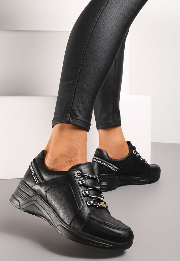 Born2be - Czarne Sneakersy na Niskim Koturnie z Ozdobnymi Napisami ze Skórzaną Wkładką Drilvia. Kolor: czarny. Materiał: skóra. Wzór: napisy. Obcas: na koturnie