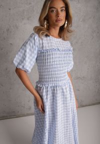 Renee - Jasnoniebieska Sukienka w Stylu Boho z Bawełną w Kratę i Marszczoną Górą Diomereia. Okazja: na co dzień. Kolor: niebieski. Materiał: bawełna. Sezon: lato. Typ sukienki: proste, rozkloszowane. Styl: boho #5