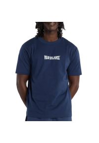 Koszulka męska New Balance MT61B2STNNY - granatowa. Kolor: niebieski. Materiał: bawełna. Długość rękawa: krótki rękaw. Długość: krótkie. Wzór: aplikacja #1
