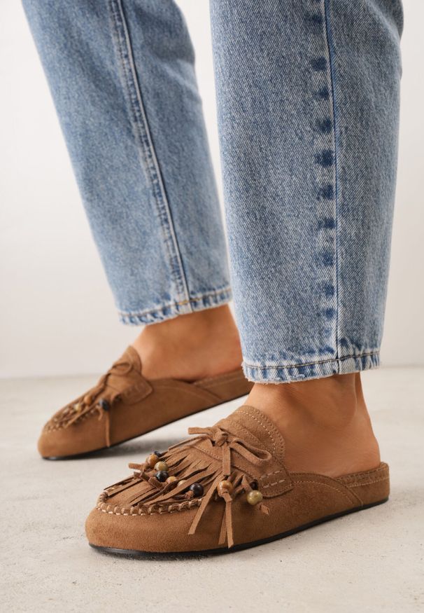 Born2be - Jasnobrązowe Klapki VICES Typu Mule z Koralikami Frędzlami i Kokardą Dioleora. Okazja: na co dzień. Kolor: brązowy. Wzór: aplikacja. Styl: casual, elegancki