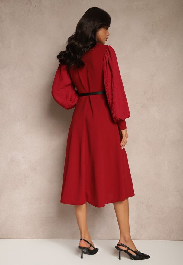 Renee - Bordowa Kopertowa Sukienka o Rozkloszowanym Kroju z Paskiem i Bufiastymi Rękawami Nalitessa. Okazja: na co dzień. Typ kołnierza: dekolt w kształcie V. Kolor: czerwony. Materiał: skóra. Typ sukienki: kopertowe. Styl: casual, elegancki