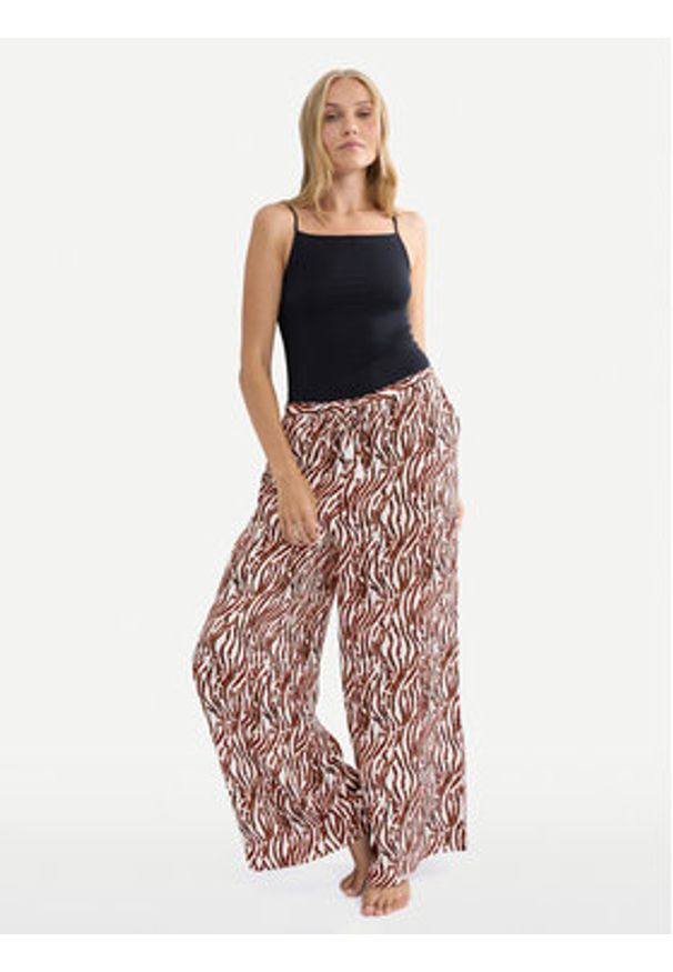 Triumph Spodnie materiałowe Summer 10227246 Brązowy Wide Leg. Kolor: brązowy. Materiał: syntetyk
