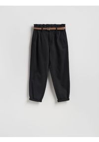 Reserved - Jeansy paperbag z paskiem - czarny. Kolor: czarny #1