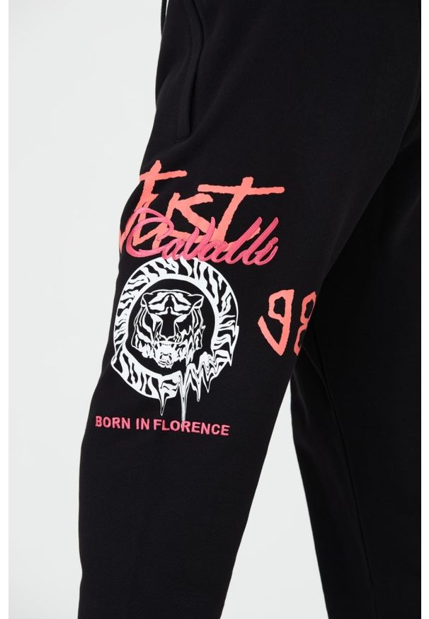 Just Cavalli - JUST CAVALLI Czarne męskie spodnie z nadrukiem R 1998 Dripp, Rozmiar M. Kolor: czarny. Wzór: nadruk