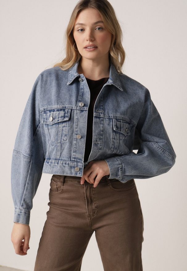 Born2be - Niebieska Bawełniana Jeansowa Kurtka o Krótkim Kroju Bomberki Zinelle. Okazja: na spacer, na co dzień. Kolor: niebieski. Materiał: bawełna, jeans. Długość: krótkie. Styl: casual