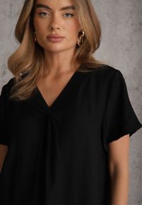 Renee - Czarna Wiskozowa Sukienka Pudełkowa z Dekoltem w Serek Noludig. Typ kołnierza: dekolt w serek. Kolekcja: plus size. Kolor: czarny. Materiał: wiskoza. Typ sukienki: dla puszystych #4