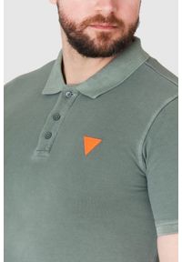 Guess - GUESS Zielona męska koszulka polo z pomarańczowym logo, Rozmiar S. Typ kołnierza: polo. Kolor: zielony. Materiał: prążkowany. Długość rękawa: krótki rękaw. Wzór: aplikacja #3